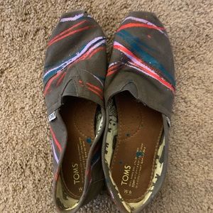 Toms stripped//color splatter shoes